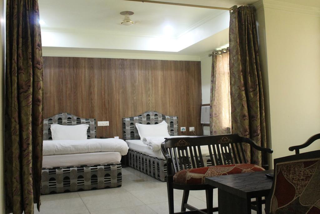 Bodhgaya Gautam Hotel Room photo
